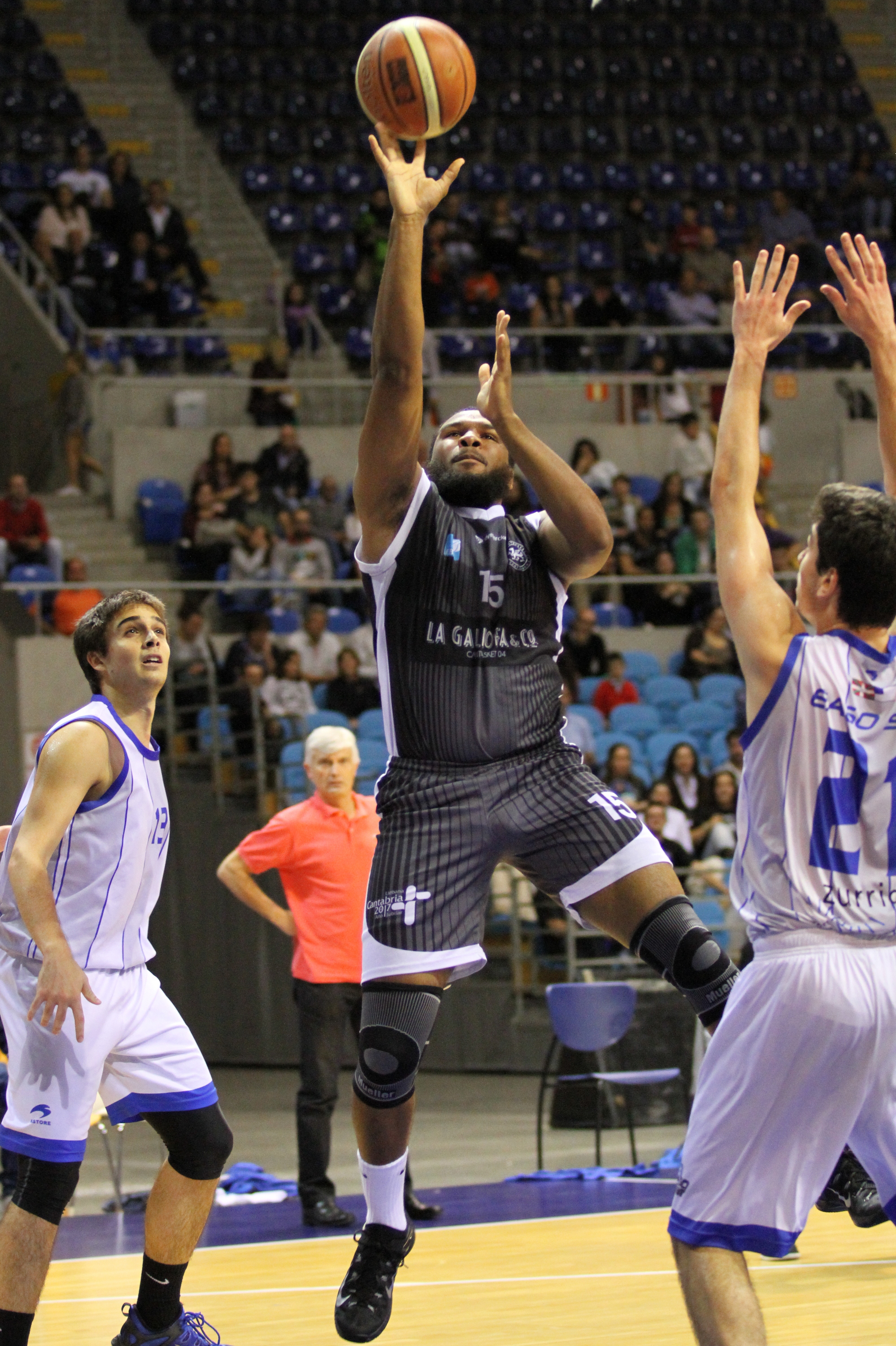 Greg Langston debuta con 9 puntos frente a Easo